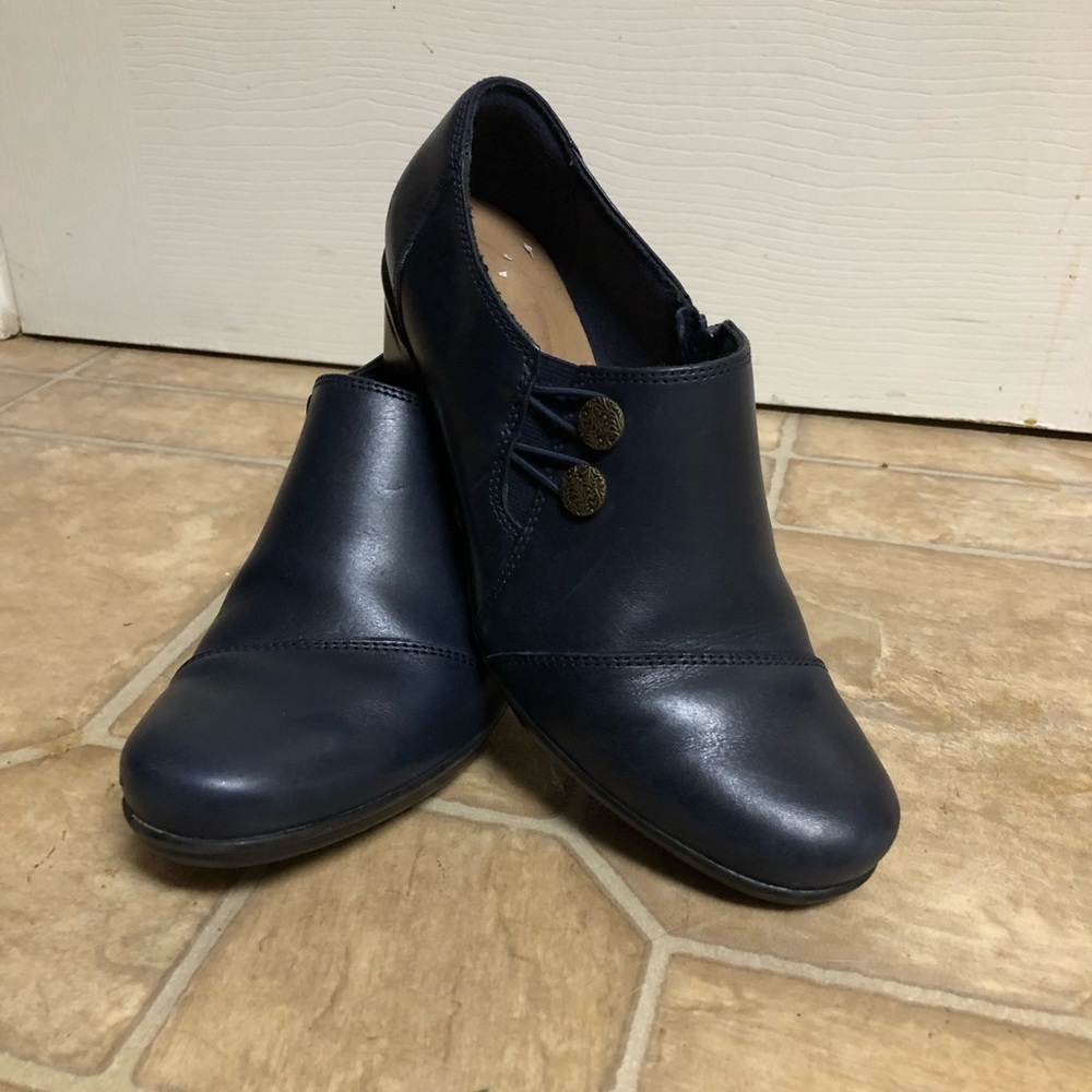 Clarks Soft cushion navy women’s low heeled shoes. Like New.